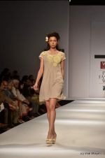 Model walk the ramp for Manish Gupta Show at Wills Lifestyle India Fashion Week 2012 day 3 on 8th Oct 2012 (5).JPG